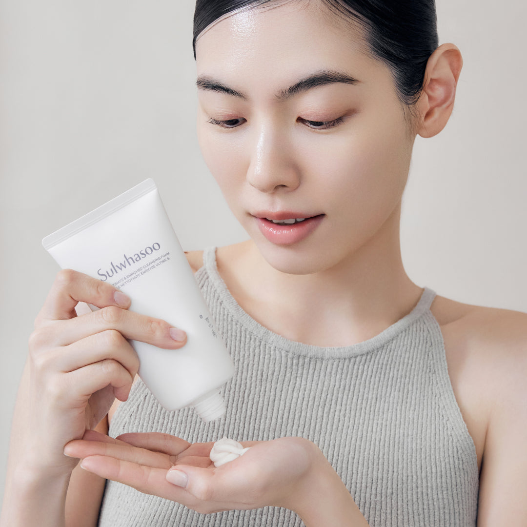 Sulwhasoo The Ultimate S Enriched Cleansing Foam, Korean cleanser, model squeezing product from tube