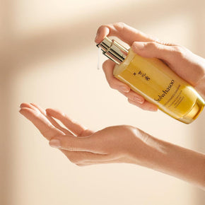 Sulwhasoo Concentrated Ginseng Renewing Emulsion, Korean Ginseng Skincare, Emulsion Skincare hand model holding bottle