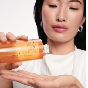 Concentrated Ginseng Rejuvenating Water, model pouring product into hand