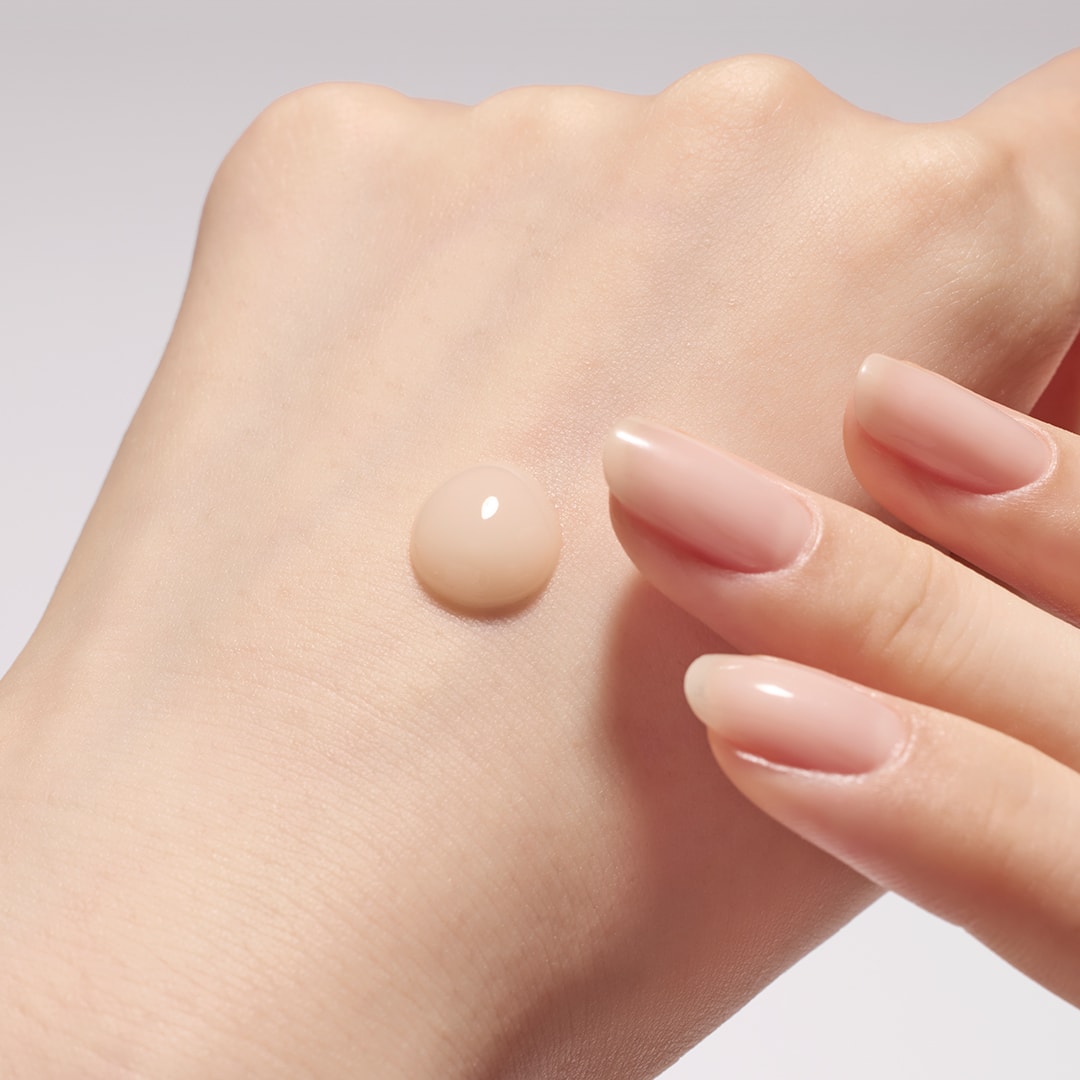 Sulwhasoo The Ultimate S Serum, hand model applying product to back of hand